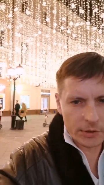 #Shorts МоSKва - Случайный кадр. Опасные фотосессии с голубями на Кузнецком #москва #МоSKва смотреть онлайн