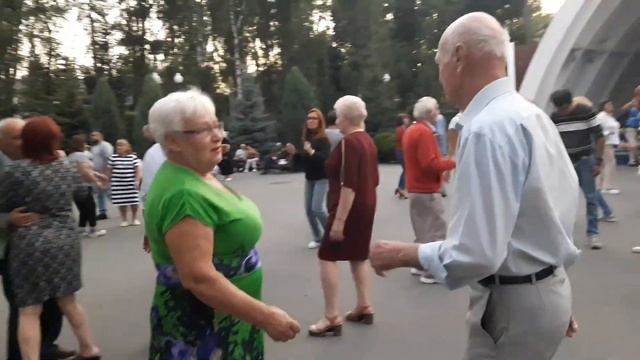 А лето цвета неба Счастливые минуты в парке Горького Харьков смотреть онлайн