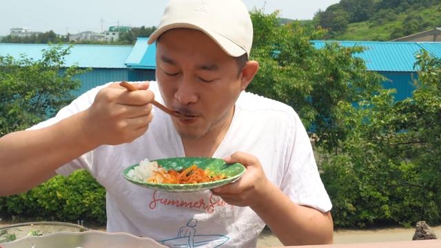 마음을 내려놓게 만드는❄️오이냉국과 열받은 🔥매콤한 잡채덮밥! 먹방~ MUKBANG EATINGSHOW смотреть онлайн