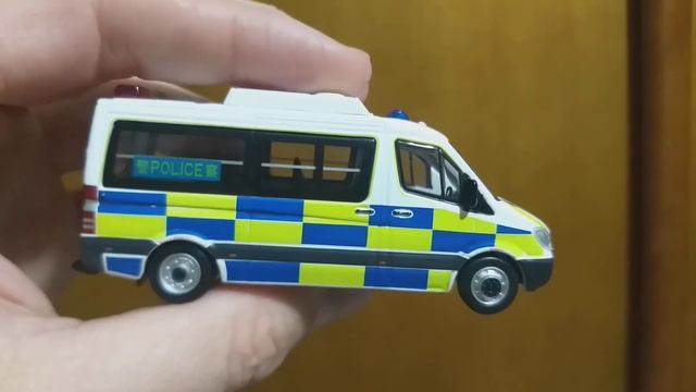 Xcartoys - Sprinter HongKong Traffic Police Car Scale 1:64 - No. 162 смотреть онлайн