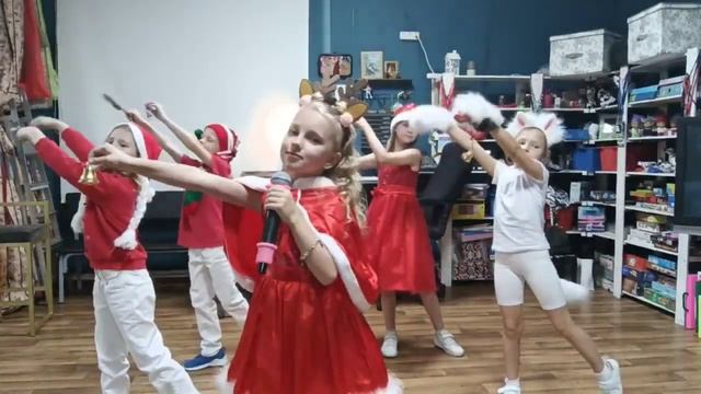 Анна Мифоленкова /Образцовая вокальная шоу-студия "Зебра" - " Снег идëт" смотреть онлайн