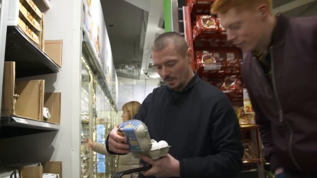 Män med självförtroende VS proffs – vem gör godast carbonara? смотреть онлайн