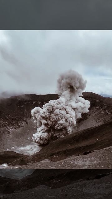Мужчина в Индонезии запечатлел точный момент извержения вулкана в его кальдере😧🔥
