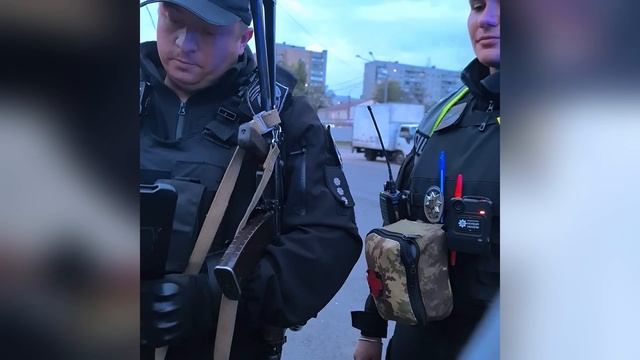 ПОЛИЦЕЙСКИЕ ЛОВЯТ БАБУШКУ КОТОРАЯ БЫСТРЕЕ ИХ смотреть онлайн