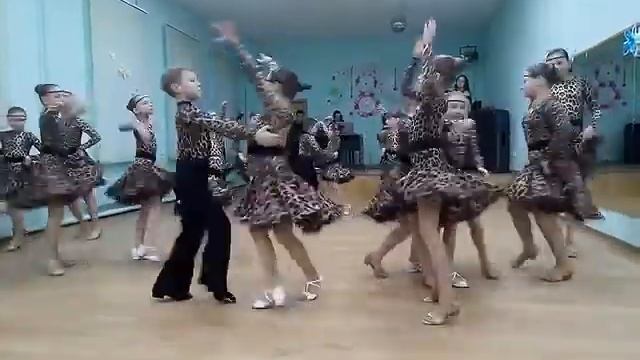 СУПЕР ТАНЕЦ В ТИГРОВОМ！！！ смотреть онлайн