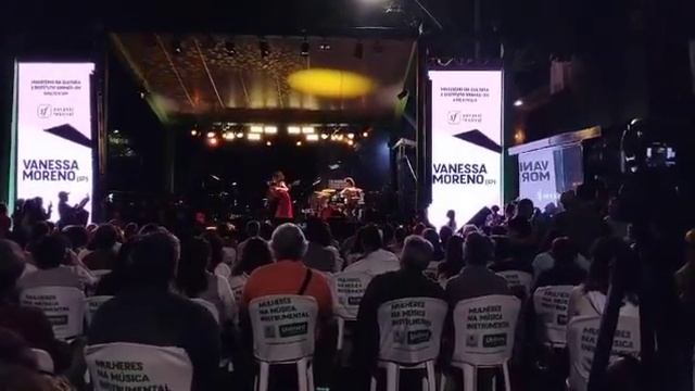 Vanessa Moreno na praça da Savassi, B.Horizonte смотреть онлайн