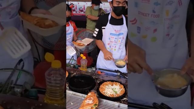 Oyster Omelette & Mussel Omelet || Bangkok, Thailand || Street Food Around the World смотреть онлайн