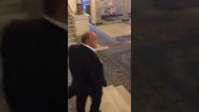 Віктор Полозов ганебно тікає з Верховної Ради після свого звільнення смотреть онлайн