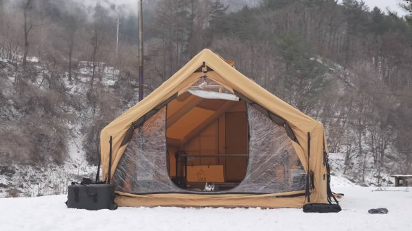 Большая надувная палатка и маленький веселый дружок