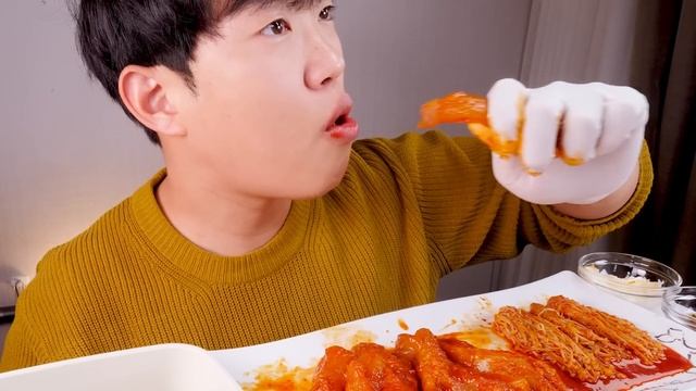 매운 소힘줄 팽이버섯 아롱사태 수육 리얼사운드 먹방 | SPICY BEEF TENDON Eatingshow ASMR MUKBANG смотреть онлайн