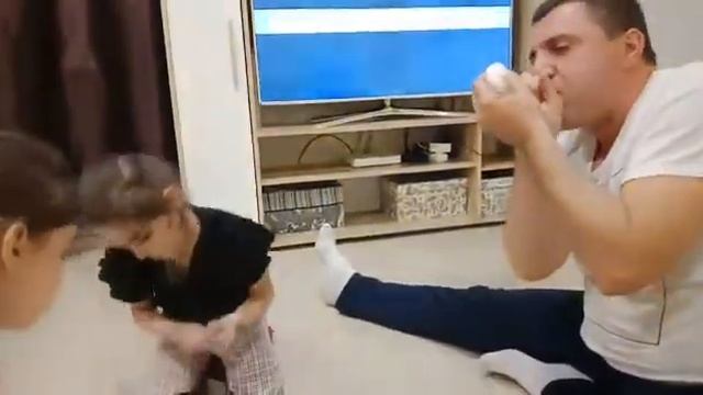 ВАНЕССА, ПАПА И ИНЕССА НАДУВАЮТ ПУЗЫРИ ИЗ СЛАЙМА смотреть онлайн