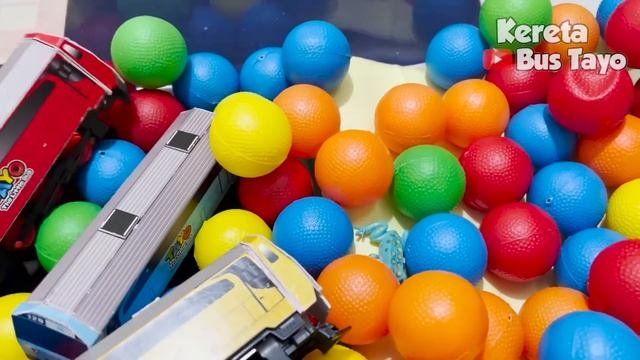 Mencari dan Menyusun Balapan Bus Tayo, Lani, Gani, Rogi dan Mobil Bersama Upin Ipin di Mandi Bola смотреть онлайн
