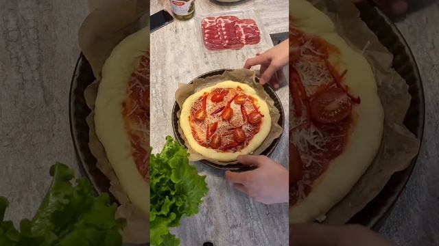 Пицца с шейкой, оливками и шампиньонами