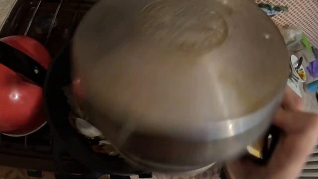 ОТец жарит грибы