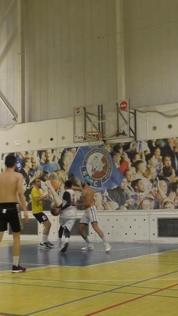 Завершил левой рукой🔫#basketball #nba #bball #gameneverstops #footwork #lefthand #chicagobulls смотреть онлайн