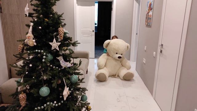 Сюрприз гигантский медведь на новый год! Он почти больше меня! 😳 смотреть онлайн