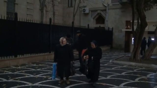 Вор-Мессия читает стихи у Парапета