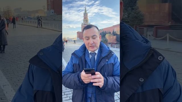 Саят Қамшыгер Мәскеуде өлең оқып тұр.