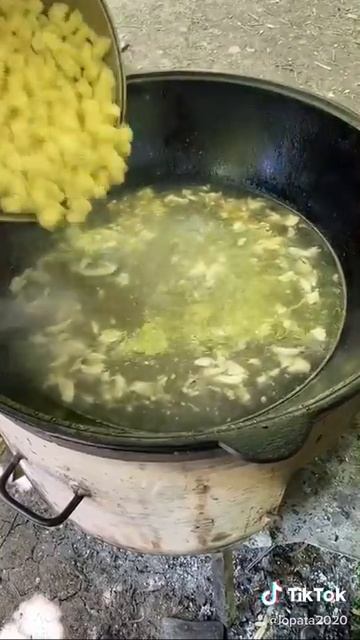 Грибная похлебка из шампиньонов в казане на костре смотреть онлайн