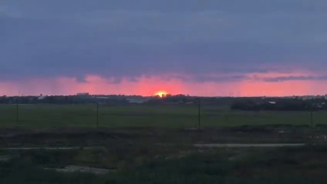 Не просто собрать друзей вместе - тогда проще подогнать всем закат смотреть онлайн