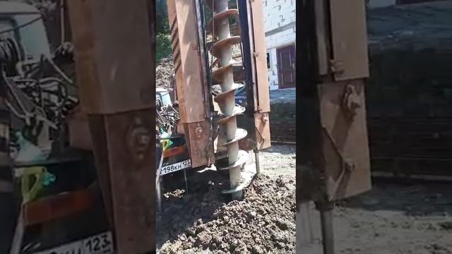 Бурение ямобуром под сваи смотреть онлайн