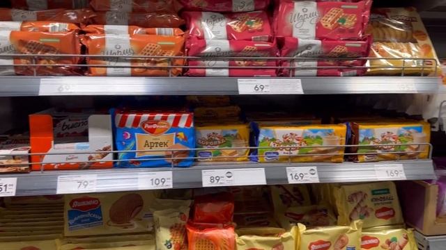 ПОИСК ЕДЫ В МАГАЗИНЕ ДЛЯ МУКБАНГА А ПОТОМ КУШАЕМ 🥣