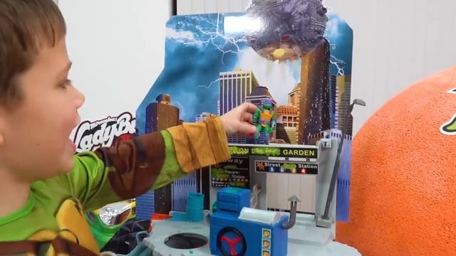 Дети не делятся игрушками в огромных яйцах смотреть онлайн