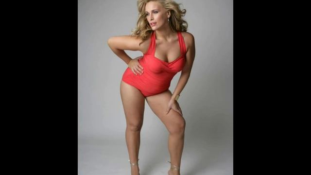 mais o modelo de tamanho 28, Lizzie Miller, mulher grande e bonita, agradável figura curvilínea смотреть онлайн