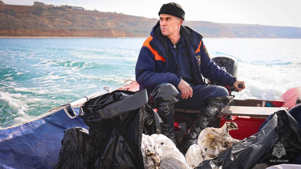 Загрязнённый грунт с севастопольского побережья морем вывозит МЧС России смотреть онлайн