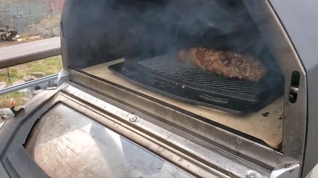 Cooking Steak on Grizzler Plate in Wood-Fired Ooni Karu 16 смотреть онлайн