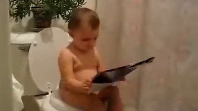малыш на горшке