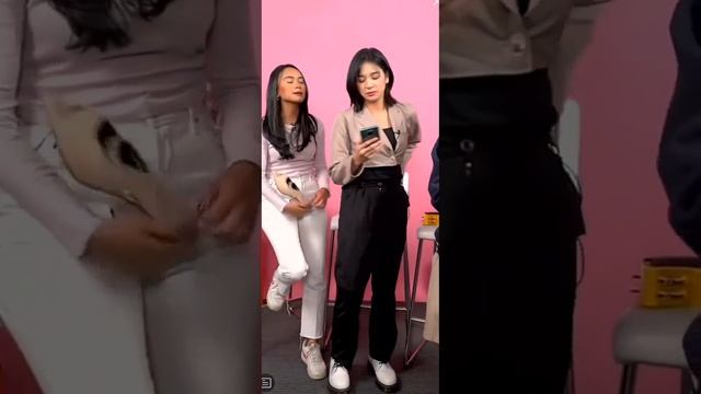 Kelakuan Di tengah² live Zee malah sempat" nya ngumpetin sepatu Freya😭. #zeejkt48 #freyajkt48 #jkt4 смотреть онлайн