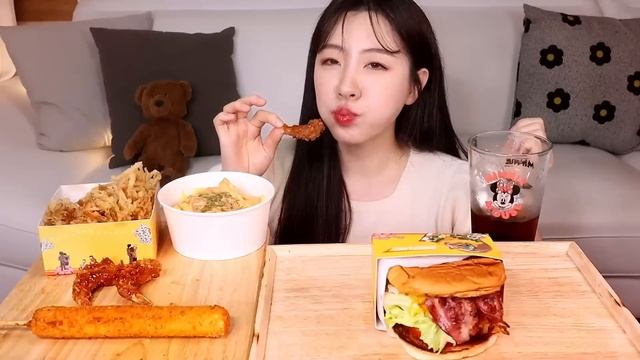 육즙팡팡 두툼한 수제버거 먹방🍔🍟급.햄벅.땡김주의🤤베이컨더블치즈버거,시그니쳐버거,슈림프버거(ft.치즈스틱,감튀,팽튀)ㅣ햄버거먹방 hamburgur ASMR REAL MUKBANG смотреть онлайн