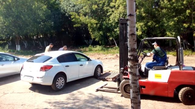 Погрузчик спасает Шевроле смотреть онлайн