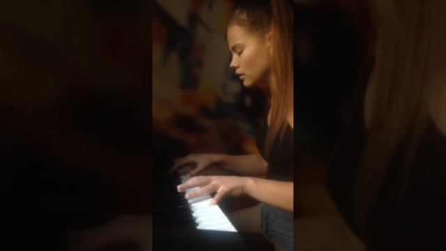 Kate Chekunova singing Young and Beautiful смотреть онлайн