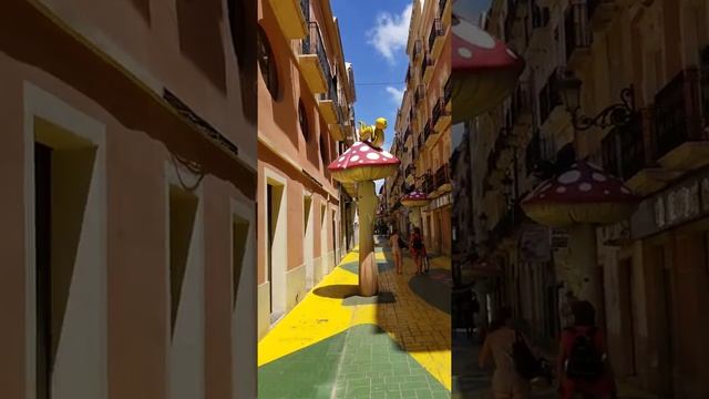 Улица с грибами в Аликанте. Calle De Las Setas смотреть онлайн