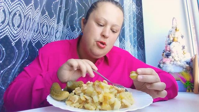 Мукбанг жареная картошка на сале🍟соленья🥒