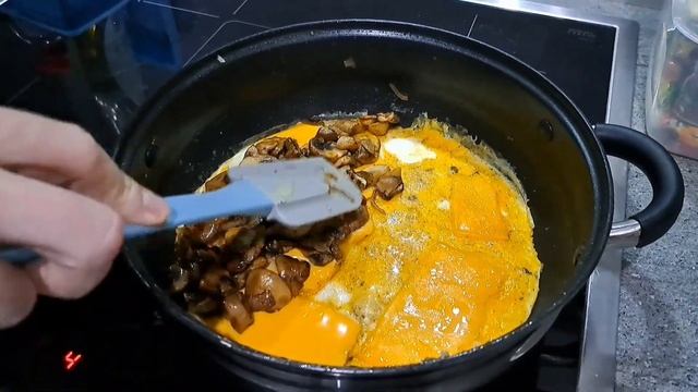 НЕРЕАЛЬНО ВКУСНЫЙ СЫТНЫЙ ЗАВТРАК за 10 минут на сковороде яичница с грибной начинкой и сыром смотреть онлайн