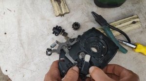 Замена маслонасоса в электропиле. Пошагово в домашних условиях. Переделка "неродного" маслонасоса.