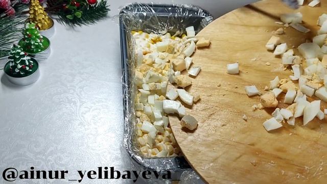 Оливьеден жалықсаңыз міндетті түрде жасап көріңіз. Жаңа жылдық хит салат. Қазақша рецепт. смотреть онлайн