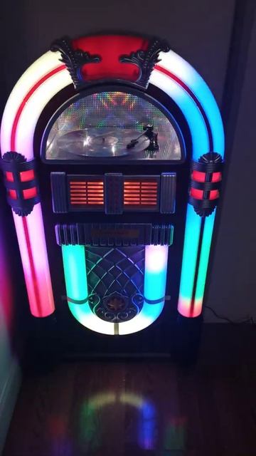 Crosley Jukebox playing phono смотреть онлайн