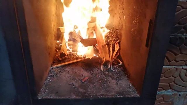 Колю дрова на щепки, затапливаю печку в шортах. смотреть онлайн