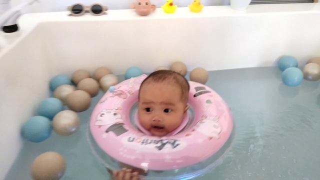 Manfaat Baby Spa & Baby Swim untuk bayi 5 bulan смотреть онлайн