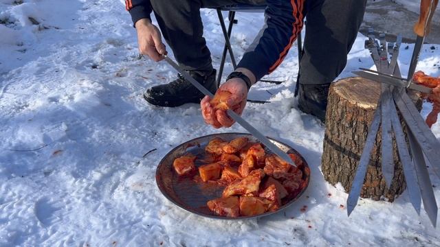 Сочный шашлык из  курицы на природе 4K