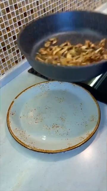 ВМЕСТО СЕМЕЧЕК И ЧИПСОВ / ЖАРЕНЫЕ ВЕШЕНКИ #жареныевешенки #shortvideos смотреть онлайн