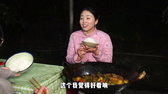 小雨買10斤大鵝，做個鐵鍋燉大鵝吃，再配點土豆和蘑菇，湯泡米飯吃過癮！【市民朱小雨】 смотреть онлайн