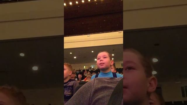 Мальчик жжет в театре смотреть онлайн