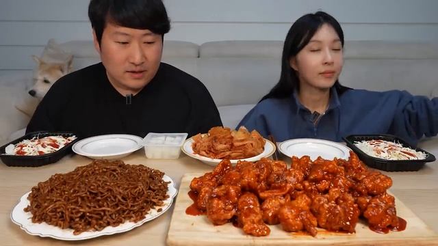 Мукбанг по корейски - Острая жаренная курица с кимчи. смотреть онлайн