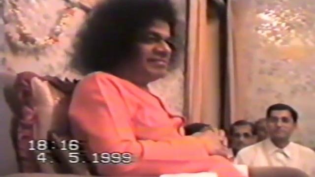 4 мая 1999г. Свами поправляет студента, поющего бхаджан на немецком