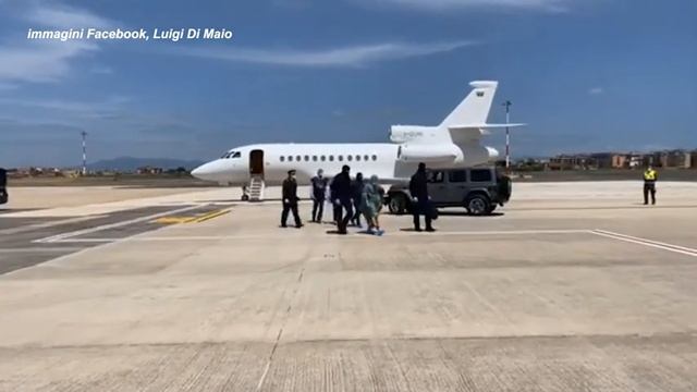 Silvia è in Italia: scende dall'aereo con la veste islamica смотреть онлайн